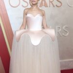 Zoe Saldaña, la más esperada llega brillando a la alfombra roja de los Oscars 2025
